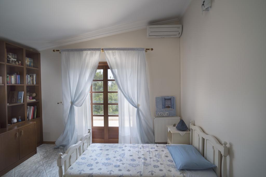 Villa Corina Near The Airport Kouvaras Bagian luar foto